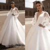 Ny Beach Bohemian A-Line Bröllopsklänningar Deep V Neck Long Illusion Sleeves Bridal Gown Plus Storlek Court Train Tulle Boho Bröllopsklänning