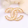 Designador de lujo Diseñador de cartas dobles Broches Broche de perlas de cristal Pins Sweet Wind Wedding Farty Jewelry Adceserie
