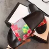 Sandálias de verão das mulheres clássicas Sandálias de verão Slide Casual Slippers Senhoras Sapatos de Conforto Imprimir Flores de Couro Bee Scuffs 36-46 com caixa