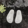 Mens mulheres transparentes design chinelos de borracha sandálias de borracha brilho nos chinelos escuros flip flops ao ar livre beach mules