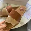 2021 Designer Elegant Woody Kvinnor Sommar Sandaler Klassisk Slip Tofflor Ladies Lyxig Äkta Läder Heels Flip FlopsFlat Sandal Mules Slipper Utomhus