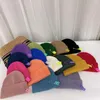 Bonnet/Crâne Casquettes Femmes Mode À La Mode Hiver Bonnet Tricoté Couleur Bonbon Trombone Avec Logo Rue Extérieur Chaud Benies