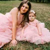 Erröten rosa Ballkleid Blumenmädchenkleider abgestufte Perlen bodenlangen Schnürtüll Kristalle Lilttle Kindergeburtstags-Festzug-Hochzeitskleider nach Maß