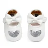 Infant Girls Sneaker PU Boy First Walkers Chaussures en forme de cœur pour nouveau-nés