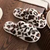 Coton Slippers Men Femmes Bottes de neige chaudes décontractées pyjamas intérieure Partage Portez du coton non galet