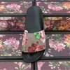 2021 Nyaste män Kvinnor Luxurys Designers Tofflor Skor Print Slide Summer Wide Flat Lady Sandals Slipper med Box Dust Bag 35--45