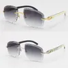 0401 Lunettes de soleil en gros pour les femmes T8200762 Diamond Cut Scroved Lens UV400 Unisexe Whiteless White à l'intérieur du buffle noir