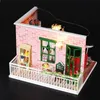 iiecreate CF-04 DIY geassembleerd poppenhuis kerstcadeau speelgoed met LED-licht