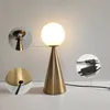 Lámpara de mesa de arte de cabecera posmoderna, cono creativo, luz de escritorio de cristal dorado, barra de noche, cafetería, sala de estar, iluminación decorativa