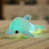 Kleurrijke Dolphin Pluche Doll Speelgoed Lichtgevende Pluche Gevulde Knipperende Kussenkussen met LED Licht Partij Verjaardag Kerstcadeau Q0727