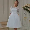 Abiti da sposa corti al ginocchio con linea A e mezze maniche con pizzo e fiocco sul retro Abiti formali per la sposa 2022