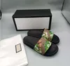 Kvinnlig man varumärke sandaler stilfulla tofflor mode klassiker sommar sandal män kvinnor svarta tofflor platt skor glida EU 35 45