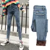 Jeans femininos Cantura alta mais veludo Mulheres acolchoadas inverno 2022 Estabelecimento de calças de desgaste externo de estilo coreano com pés pequenos