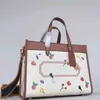 Toppkvalitet Kvinnor Tote Äkta Läder Designer Handväska Axelväskor Vanligt Blommigt Canvas Letter Open Hard Baguette Interiör Zipper Ficka Luxury Messenger Bag mm