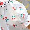 여름 소녀 옷 정장 수 놓은 체리 레이스 옷깃 탑 + 탄성 허리 치마 2 피스 아기 아이들의 의류 210625