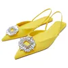 Sandaler 2021 Sommarlägenheter Kvinnor Pekade Toe Silk Crystal Back Strap Muller Diamond Yellow Sandalias Mujer Flat Shoes