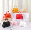 Flickor Handväskor Kids Round Shaped Buckle One-Shoulder Bag Luxurys Kvinnor Messenger Läppstift Väskor Barnväska