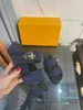 2022-Neue Muster Hausschuhe Designer Hausschuhe Leder Sandale Slides 2 Riemen mit angepassten Goldschnallen Damen Sommer Flip Flops