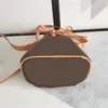 2021 Mujeres Monederos de lujo Mini bolsos de cubo Diseñadores Crossbody Bolso de hombro Marrón Moda Pequeño cordón Impreso con flores Letras Color de contraste L21052702