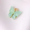 1.5 cm Alliage Élégant Jaune Bleu Blanc Papillon Acrylique Charme DIY Pendentif À La Main De Mode Bijoux Fille Fille Pour les femmes Collier Bracelet 50 pcs/lot YSH5378