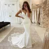 Uroczy Głębokie Dekolt Syrenki Suknie Ślubne 2022 Cap Sleeve Lace Aplikacje Backless Formalne Satynowe Suknie Ślubne Długie Sweep Pociąg Recepcja Boho Beach Bride Dress