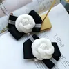 Stift broscher koreansk version av high-end pärla båge band kamelia blommor brosch mode kvinnors smycken gåvor268d