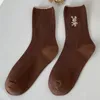 レディースファッション秋と冬の靴下すべての綿の素敵な日本の中型チューブソックスソリッドカラーファインストリップ刺繍パイルソックス