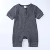 Çocuk Tasarımcı Giysileri Bebek Katı Kolsuz Rompers Boys Yaz Pamuk Nefes Alabaç Tulumlar Onesies Bebek Günlük Düğme Bodysuit 2206445