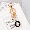 Keychains Beautiful Four-leaf Clover Keychain Exquisite Metal Fashion Car Pendant Key Ring Women's Bag Charm Gift