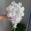 Bröllopsblommor Vit Färg Konstgjorda Silk Rosor med Calla Lily Bride Flower Diamond Cascading Bouquet Ramo de Novia Cascada