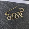 Fashion Charm Designer Broche Letter Broches de diamantes Pin Tassel Women Jewelry Ropa Decoración de alta calidad216Q