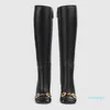 2021 Designers Senaste Slide Fashion Long Tube Womens Leather Boots Classic Metal Button Thick Heel Luxury Anpassning 35-41