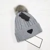 Designer Pom Pom Beanie Solid Color Brand Women Sport Ski Hats Autumn Winter Print Mönster Sticked Hat6260008