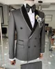 Ljusgrå Mäns Passar Bröllop Tuxedos Party Wear 2 stycken Groom Suits Slim Fit Peaked Lapel Bestman Blazer (jacka + byxor)