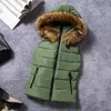 Kamizelki damskie 2021 Jesień Zima Moda Krótki Styl Solid Color Fur Collar Z Kapturem Zipper Grube Ciepła Bawełniana Kamizelka Kobiety Trendy 124