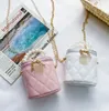 Mini designers baby axel väska luxurys söta tjejer prinsessan handväska mode små väskor barn päls handväska