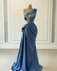 Elegant satinblå kvällsklänningar sjöjungfru 2022 One Shoulder Sequins Beaded Formal Gowns Sexig High Split Arabic Prom Special Occasion Dress Robes de Soiree CG001