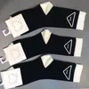 Femmes Triangle lettre chaussettes noir blanc respirant coton chaussette pour cadeau fête mode bonneterie de haute qualité
