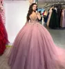 Dammig rosa bollprinsessan klänning quinceanera klänningar 2021 sexig från axeln tyll sweet 16 klänning applikation pärlor promenad klänningar al8759 s