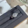 Anelli di fidanzamento in moissanite con diamante Halo in argento sterling 925 da donna 1 CT 100 GRA con fascia da sposa in pietra laterale gioielleria raffinata1569381