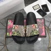 Designer Diapositives Hommes Femmes Chaussure Sandale Mousse Coureur Fraise Pantoufle Flip Flop Mocassin Quatre Saisons Classiques Élégants Pantoufles Haute Qualité Taille 35-46 avec Boîte