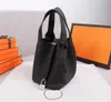 2021 Bolsa feminina Totes Designers luxuosos Bolsas de ombro com número de série