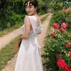 Sexy coreano elegante elegante retro slim branco plissado quadrado pescoço de atadura de cintura sem mangas vestido senhora fora do ombro capa manga 210610