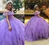 Quinceanera-Kleider, lavendelfarben, schulterfrei, Spitzenapplikation, perlenbesetzter Stufenrock, Sweep-Zug, maßgeschneidertes, süßes Prinzessin-Ballkleid