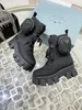 Klasyczne Skórzane Panie Martin Buty Wysokiej Jakości Koszu Nylonowe Kieszonkowe Czarne Buty Projektant Okrągły Toe All-Dopasuj Brytyjskie Grube Size Winter Platform Buty 35-40 Rozmiar