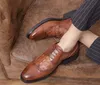 Moda para hombre Zapatos formales Mocasines con borlas Hombres Vestido negro diseñador Zapato de boda Resbalón en cuero Brogues