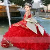 2022 Rouge Mignon Robe De Bal Fleur Filles Robes Pour Les Mariages Bretelles Spaghetti Or Broderie Dentelle Cristal Perlé Organza Volants Anniversaire Enfants Fille Pageant Robes