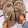 Kvinnors tofflor Fluffy Flip Flops Söt djurvalp Furry Slides Luxury Design Slippers Flat Faux Fur Sandaler Plattform Skor Y220214