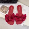 Tofflor silke bowknot retro vin röd damer kvinnor mode designer sommar platta glidbanor för hem hus sexiga strandskor