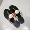 Klassiska tofflor sommar lyxkvinna skor strand flip flops designer platt häl sandaler metall spänne läder stor storlek 35-42